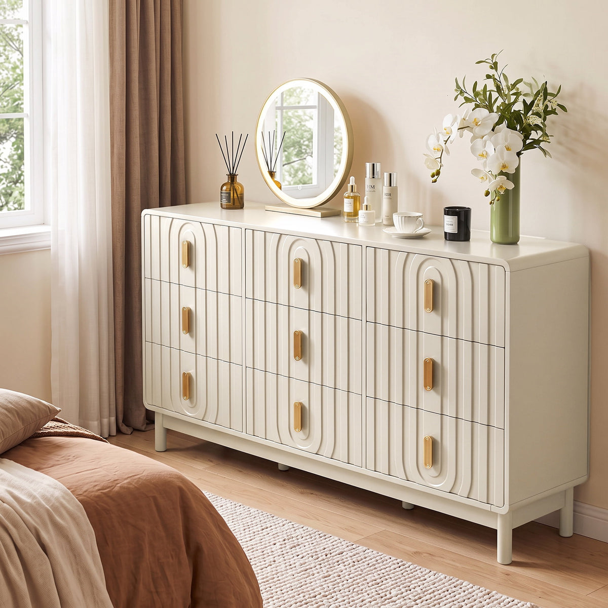 Heynemo Fluted Chest of 9 Drawers, Beige Modern 9 Drawer Dresser with Gold Metal Handles, Wide Storage Dresser Cabinet for Bedroom Living Room
